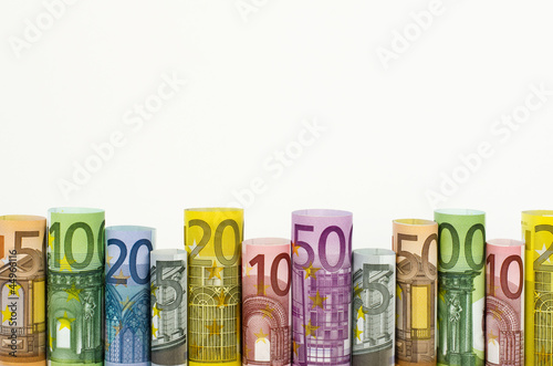 Photo: Eine Reihe von gerollten Euro-Geldscheinen Eine Reihe von gerollten Euro-Geldscheinen