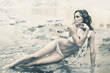 Foto: Fashionable brunette posing outdoor. Fashionable brunette posing outdoor.