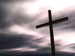 Ein Kreuz und ein düsterer Himmel mit dunklen Wolken
