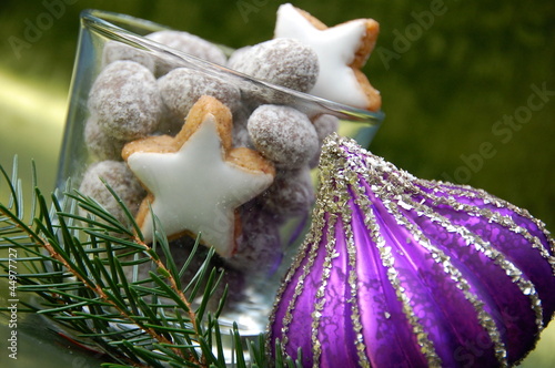 Photo: lila Weihnachtskugel und Zimtsterne lila Weihnachtskugel und Zimtsterne