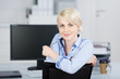 junge dynamische frau im büro
