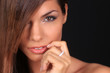 Photo: Portriat d'une jeune femme brune portant une alliance Portriat d'une jeune femme brune portant une alliance