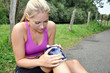 Joggerin mit Kniebeschwerden