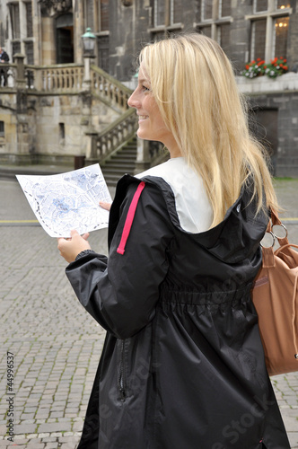 Photo: Junge Frau bei Städtereise Junge Frau bei Städtereise