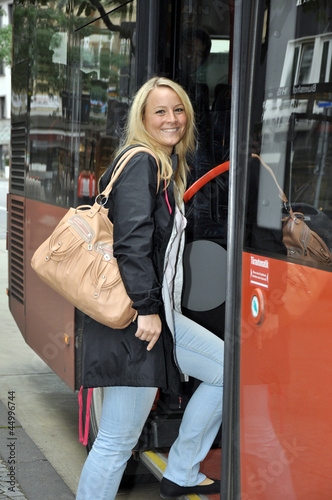 Photo: Junge Frau steigt in Bus Junge Frau steigt in Bus