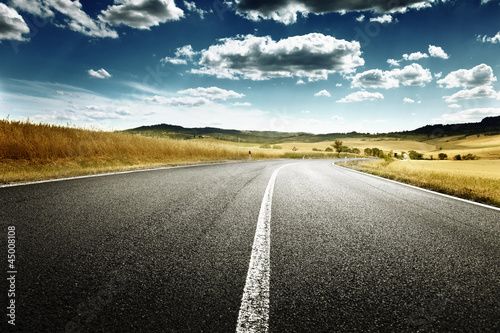 Photo: asphalt road in Tuscany, Italy asphalt road in Tuscany, Italy