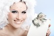 Foto: Smiling winter beauty with christmas present Smiling winter beauty with christmas present