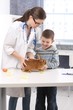 Foto: Happy kid at vet with rabbit Happy kid at vet with rabbit