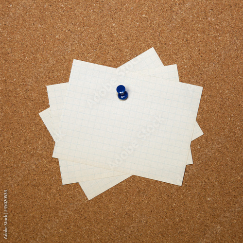 Foto: Pinwand Zettel kariert Pinwand Zettel kariert
