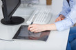 Frau Arbeitet Mit Zeichentablet