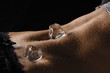 Bauch mit Wassertropfen und Eiswürfeln