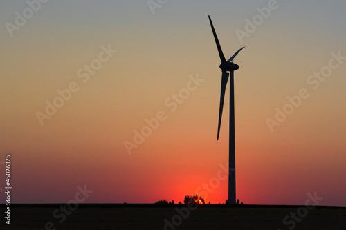 Photo: Ombre chinoise d'éolienne au soleil couchant Ombre chinoise d'éolienne au soleil couchant