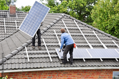 Photo: Solaranlage wird montiert Solaranlage wird montiert