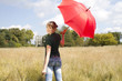 junge Frau im Park mit Schirm