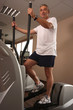 Mann im Fitnessstudio