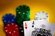 Hoher Einsatz und zwei Asse auf der Pokerhand