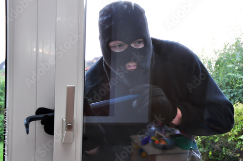 Photo: Einbrecher an einer Terassentür Einbrecher an einer Terassentür