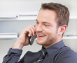 Photo: Mann telefoniert Mann telefoniert