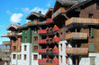 chalets de montagne colorés en savoie