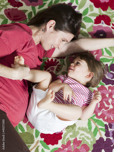 Photo: "USA, California, San Francisco, pregnant mother with daughter (2-3) on bed" "USA, California, San Francisco, pregnant mother with daughter (2-3) on bed"
