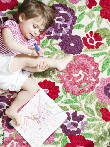 Photo: "USA, California, San Francisco, girl (2-3) playing with felt tip pen" "USA, California, San Francisco, girl (2-3) playing with felt tip pen"