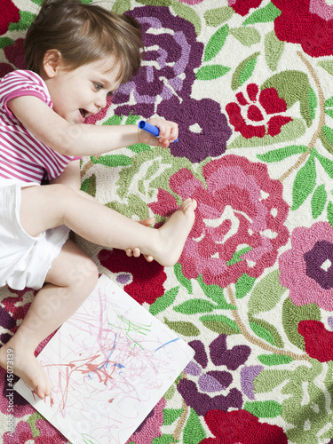 Photo: "USA, California, San Francisco, girl (2-3) playing with felt tip pen" "USA, California, San Francisco, girl (2-3) playing with felt tip pen"