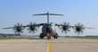 Propellerflugzeug mit laufenden Motoren und Mensch
