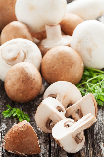 Photo: Champignons auf Holzbrett Champignons auf Holzbrett