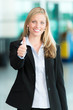 Business-Frau gibt Daumen hoch