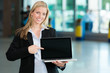 Lächelnde Business-Frau mit Laptop