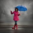 Foto: "USA, Utah, Orem, woman with umbrella standing in puddle" "USA, Utah, Orem, woman with umbrella standing in puddle"