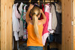Familie - Kind vor seinem Kleiderschrank