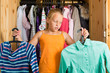 Familie - Kind vor seinem Kleiderschrank