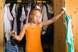 Familie - Kind vor seinem Kleiderschrank