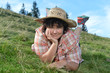 Frau liegt im Gras