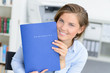 junge frau mit bewerbungsmappe