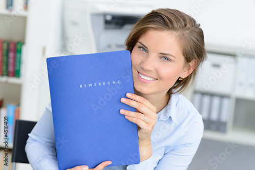 Photo: junge frau mit bewerbungsmappe junge frau mit bewerbungsmappe