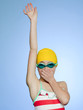 Foto: "Studio portrait of girl (10-11) wearing swimsuit, swimming cap and swimming goggles" "Studio portrait of girl (10-11) wearing swimsuit, swimming cap and swimming goggles"
