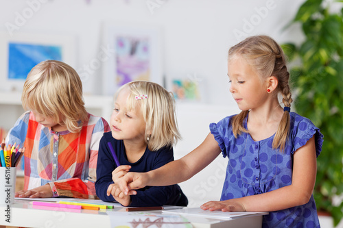 Photo: drei mädchen malen zuammen drei mädchen malen zuammen