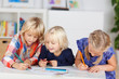 drei kinder malen zusammen