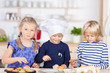 drei kleine bäcker backen törtchen