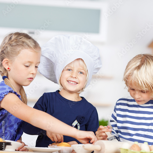Photo: drei kinder backen törtchen drei kinder backen törtchen