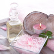 Massageöl mit Kerze - Arrangement in Rosa