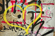 Graffiti di un cuore giallo in Francia