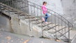Video: Mädchen beim Treppensteigen Mädchen beim Treppensteigen