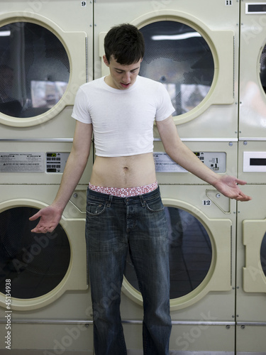 Photo: man wearing a shrunken t-shirt man wearing a shrunken t-shirt