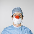Foto: surgeon wearing a red clown nose surgeon wearing a red clown nose