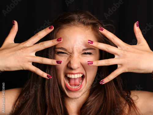 Photo: Kreischendes Mädchen mit lackierten Nägeln Kreischendes Mädchen mit lackierten Nägeln