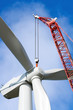 Windturbine im Aufbau mit Kran