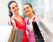 Foto: happy girls with shopping bags in mall happy girls with shopping bags in mall
